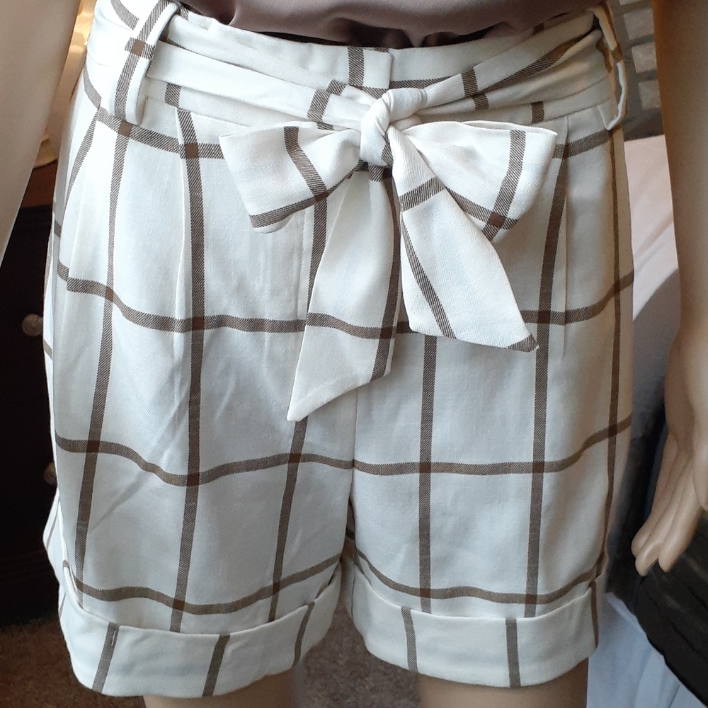Elegant Ivory plaid shorts